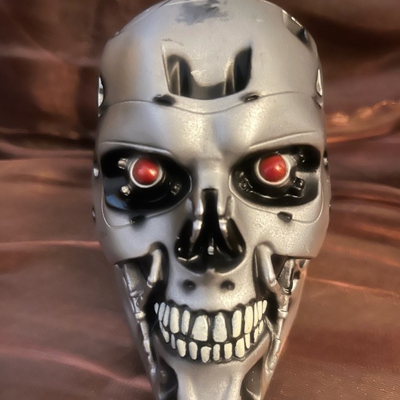 Terminator Genisys half-scale T-800 skull replica - Picture 2 of 5